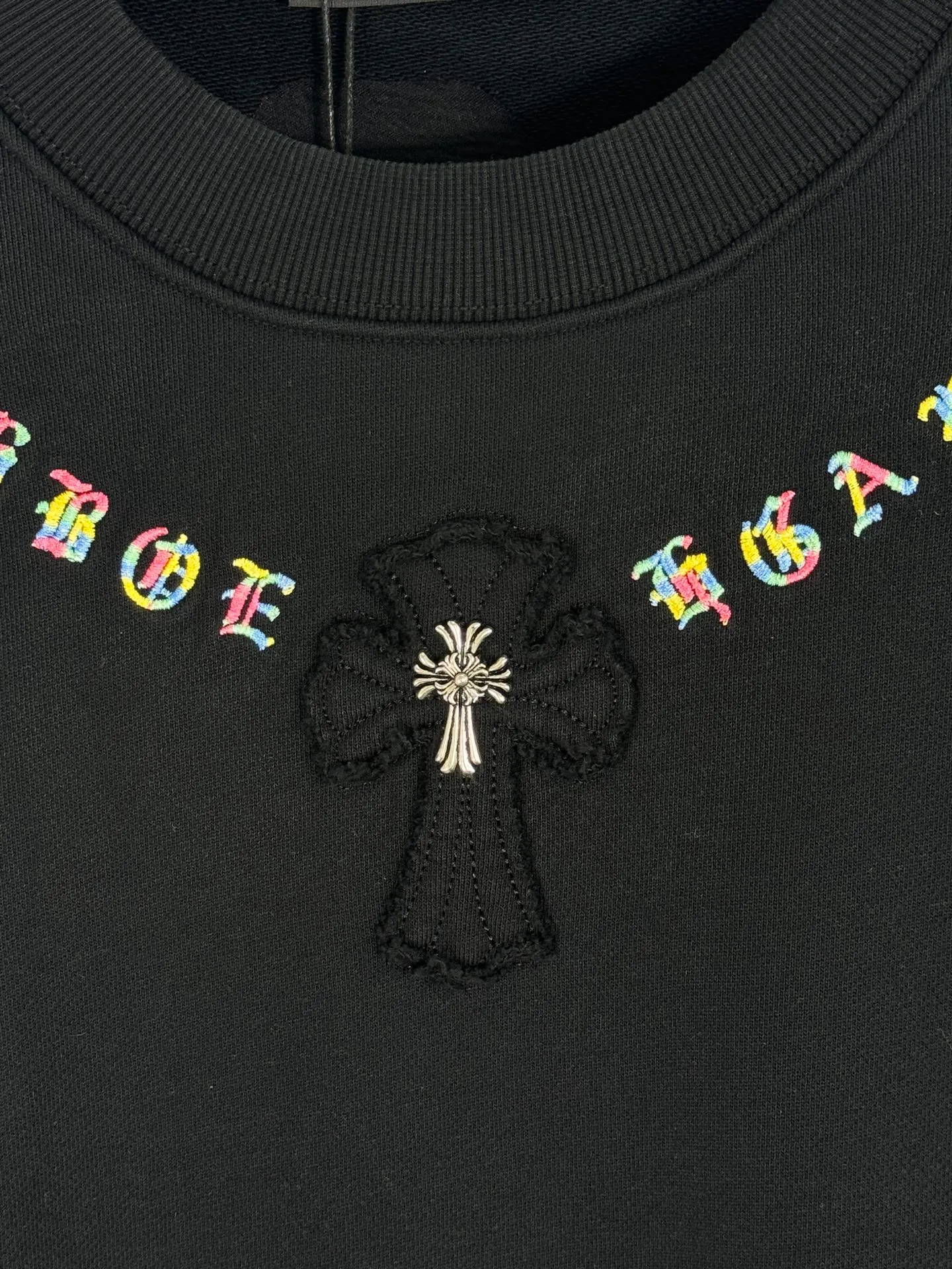 P260 top version, real shot without P, ​​different from market currency) 𝗖𝗵𝗿𝗼𝗺𝗲 𝗛𝗲𝗮𝗿𝘁𝘀/Cro Heart 2025 patch embroidery autumn and winter new original single counter American laser burnt 3D three-dimensional color embroidery couple casual sweatshirt 👑The highest version! Customized fabric 440g tripe terry fabric! American acid-washed and distressed original fabric laser burnt ✟appliqué embroidery and exquisite embroidery of letters! The best-selling model in the counter, very comfortable to wear. Accessories: original molded and authenticated collar label➕100% silk wash label. Genuine purchase-grade original hangtag��matching hanging rope➕3D hanging beads➕original packaging bag. Craftsmanship: The original version has consistent wiring! The highest version of the armhole matching technique! Color: White Black Size: S M L XL Style Number: 25-301